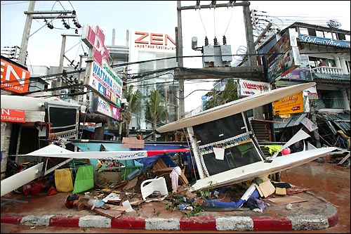 2004년 12월 26일 인도네시아 수마트라섬에서 발생한 강력한 지진으로 인한 해일이 태국의 파통비치까지 덮쳤다. 사진은 태국 파통의 상점가에 떠밀려온 배들이 쓰러져 있는 모습.